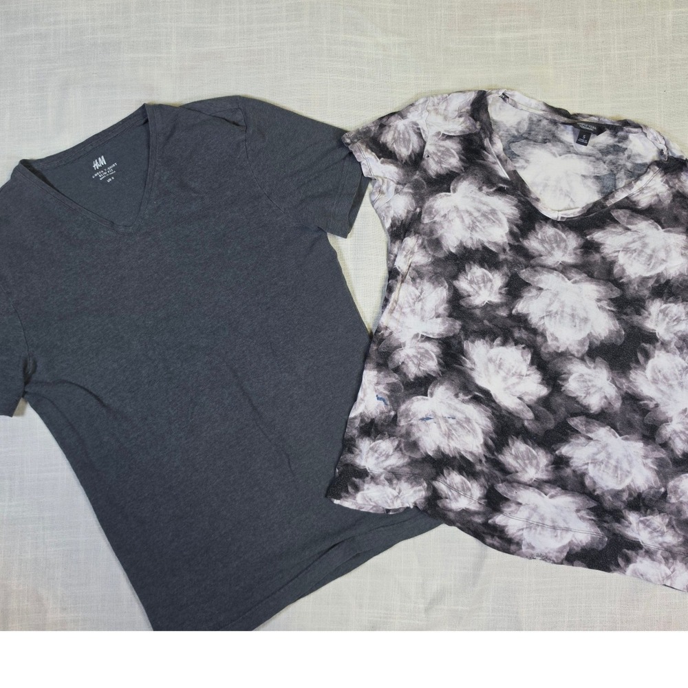 H&M Slim Fit V-Neck T-Shirt & Simply Vera Vera Wang Floral Top Bundle Womens S